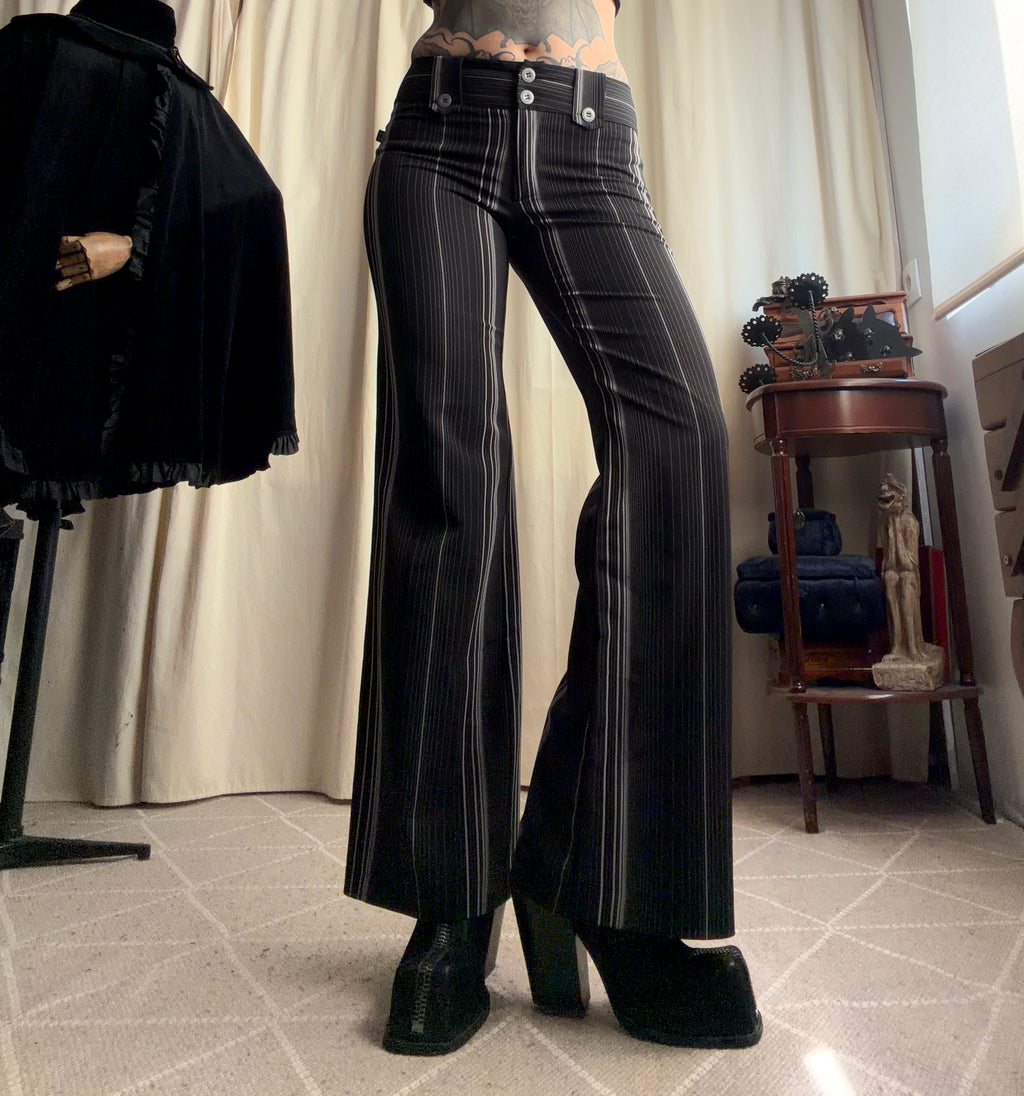 Pantalon noir et blanc pinstripe taille basse évasé – taille S