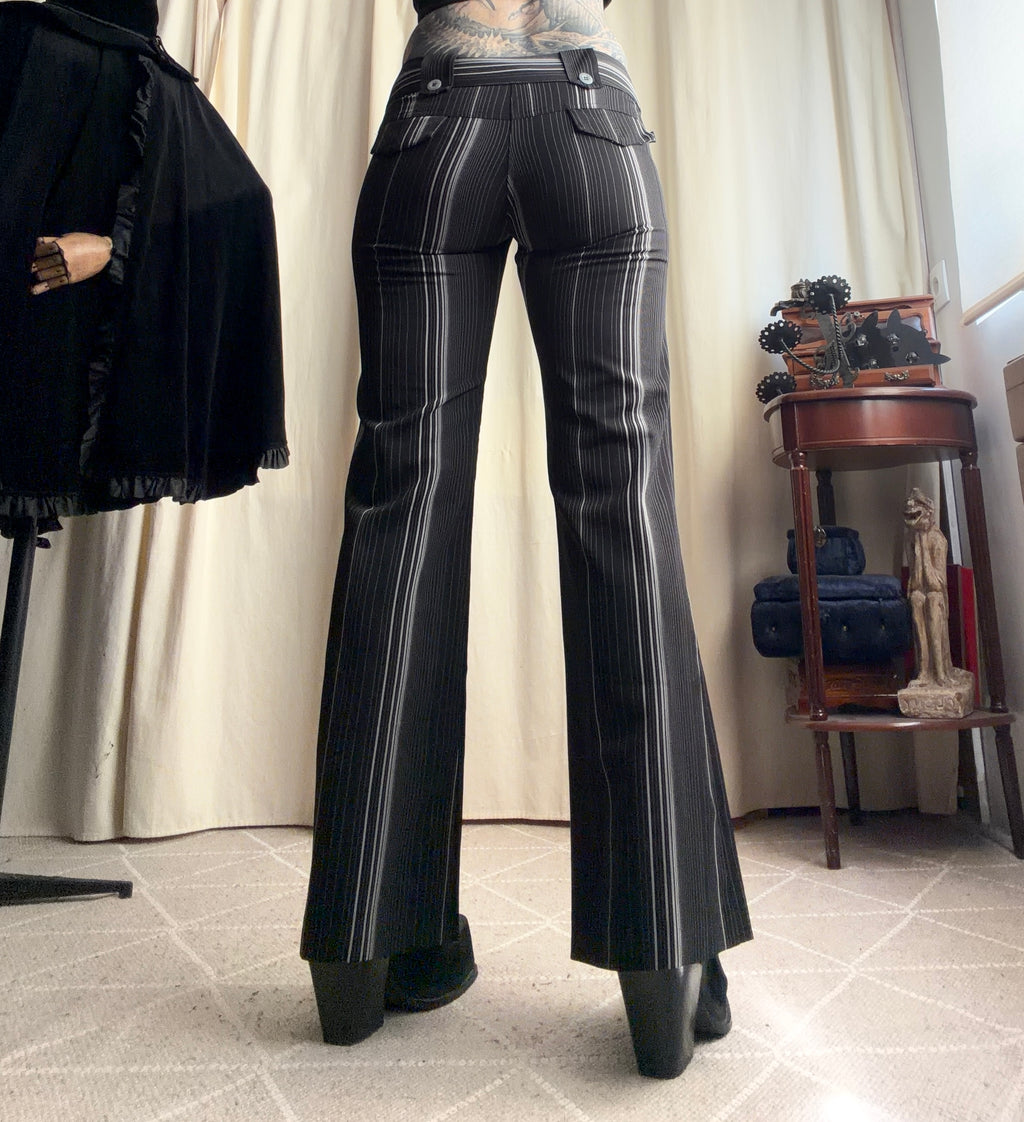 Pantalon noir et blanc pinstripe taille basse évasé – taille S
