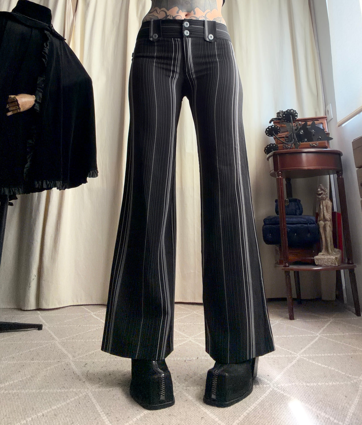 Pantalon noir et blanc pinstripe taille basse évasé – taille S