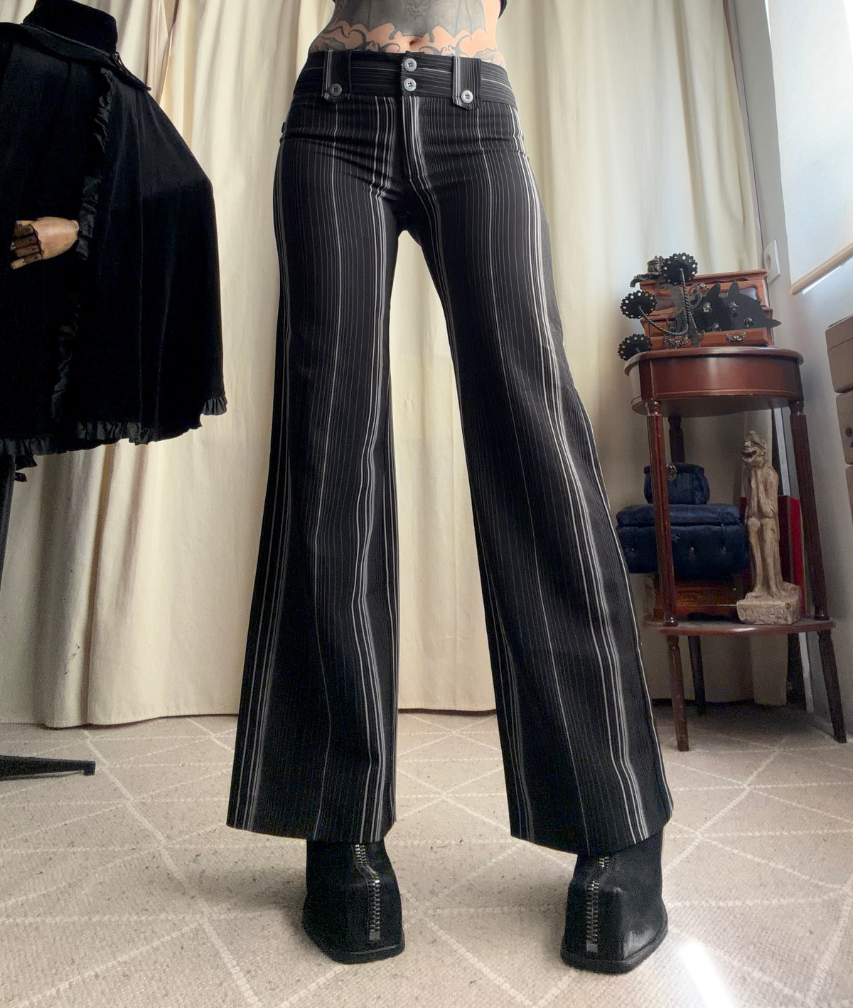 Pantalon noir et blanc pinstripe taille basse évasé – taille S