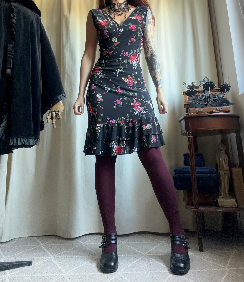 Robe noire à fleurs décolleté cache-cœur style whimsigoth 90s - taille S