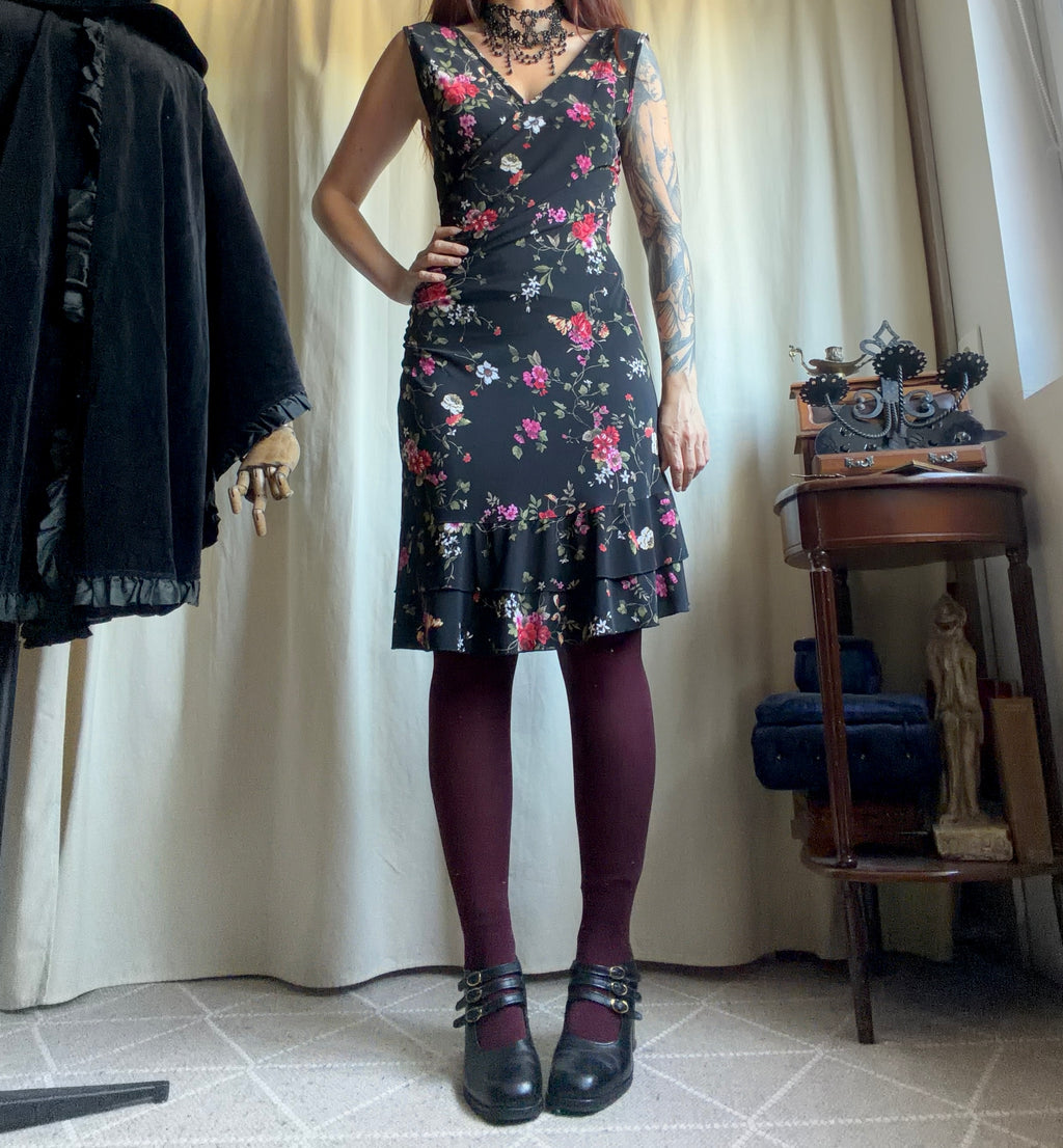 Robe noire à fleurs décolleté cache-cœur style whimsigoth 90s - taille S