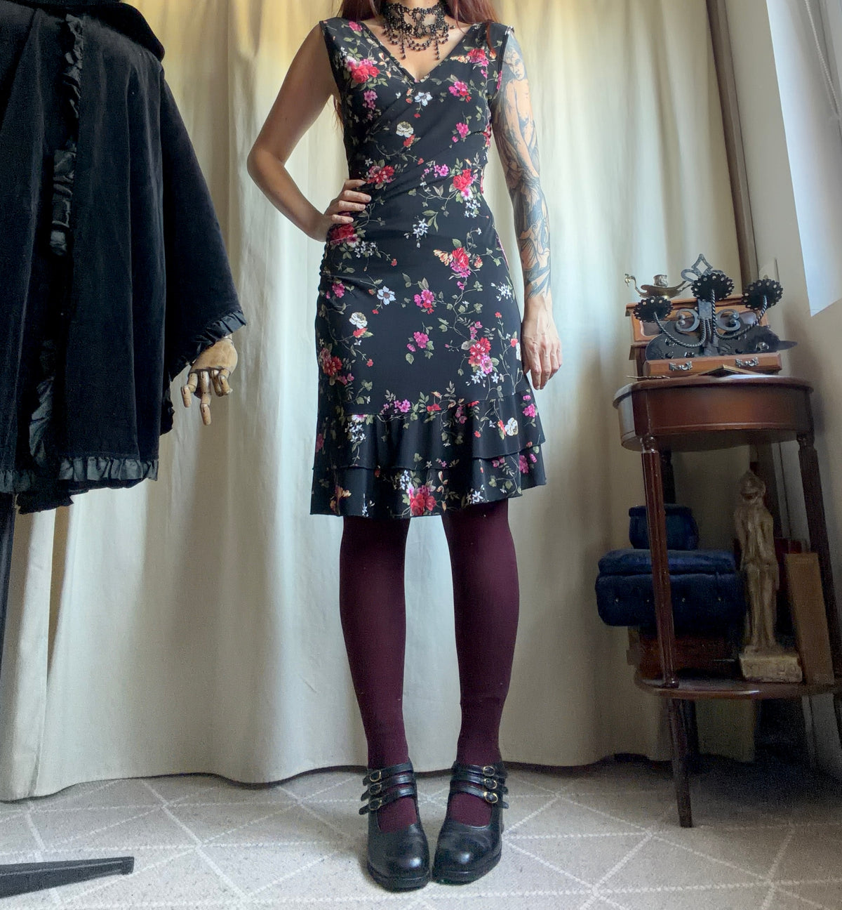 Robe noire à fleurs décolleté cache-cœur style whimsigoth 90s - taille S