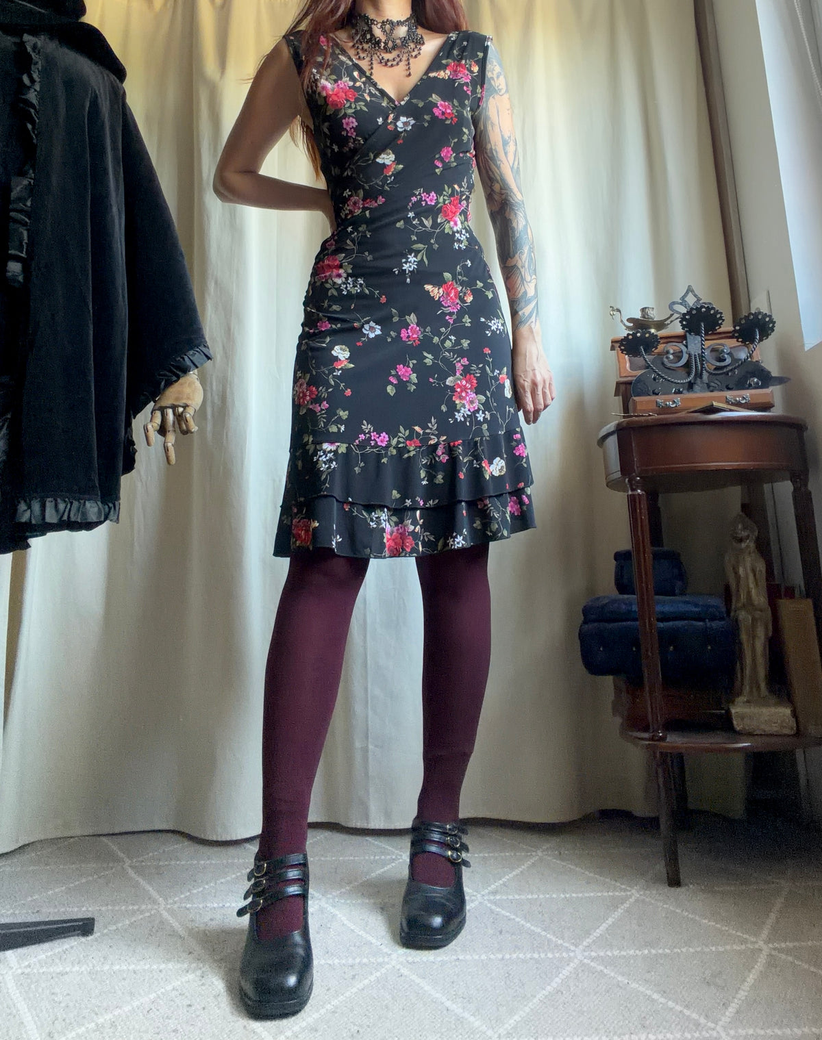 Robe noire à fleurs décolleté cache-cœur style whimsigoth 90s - taille S