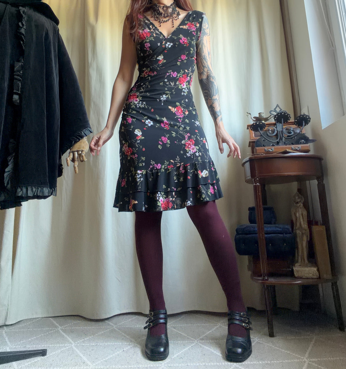 Robe noire à fleurs décolleté cache-cœur style whimsigoth 90s - taille S