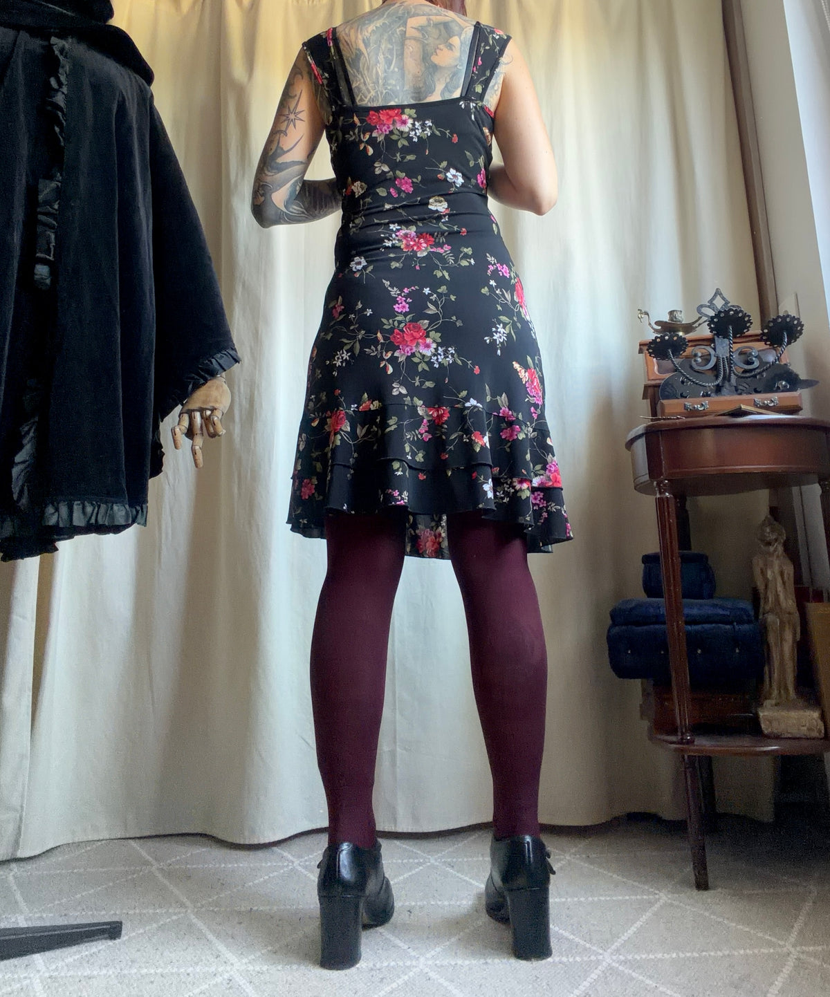 Robe noire à fleurs décolleté cache-cœur style whimsigoth 90s - taille S