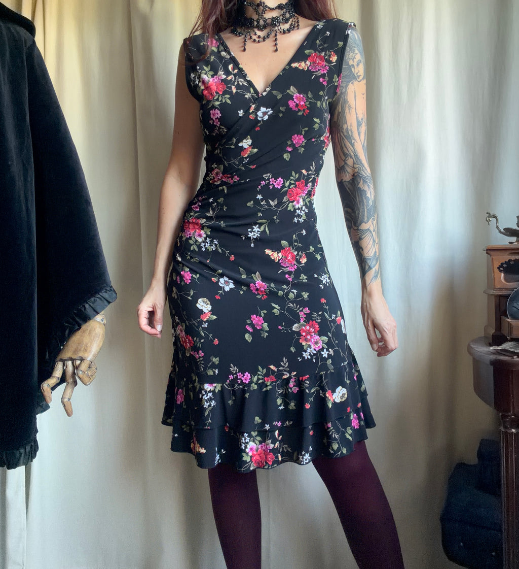 Robe noire à fleurs décolleté cache-cœur style whimsigoth 90s - taille S