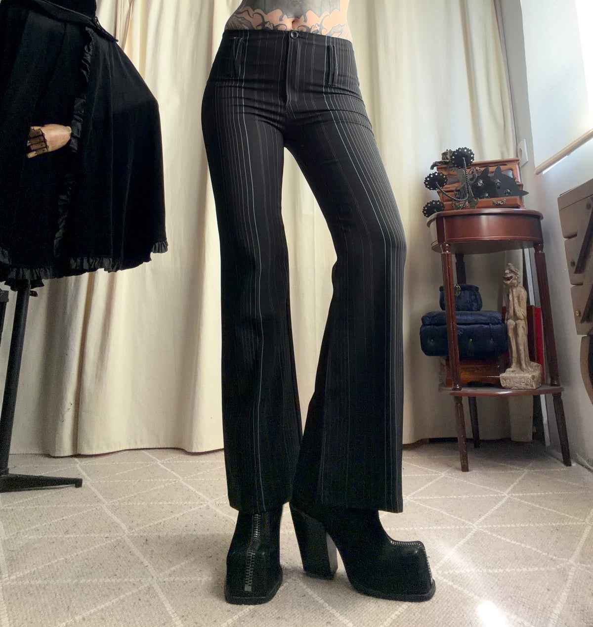 Pantalon noir pinstripe légèrement évasé – taille S