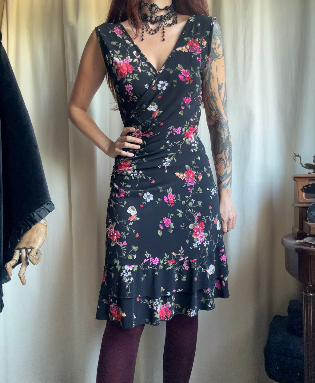 Robe noire à fleurs décolleté cache-cœur style whimsigoth 90s - taille S