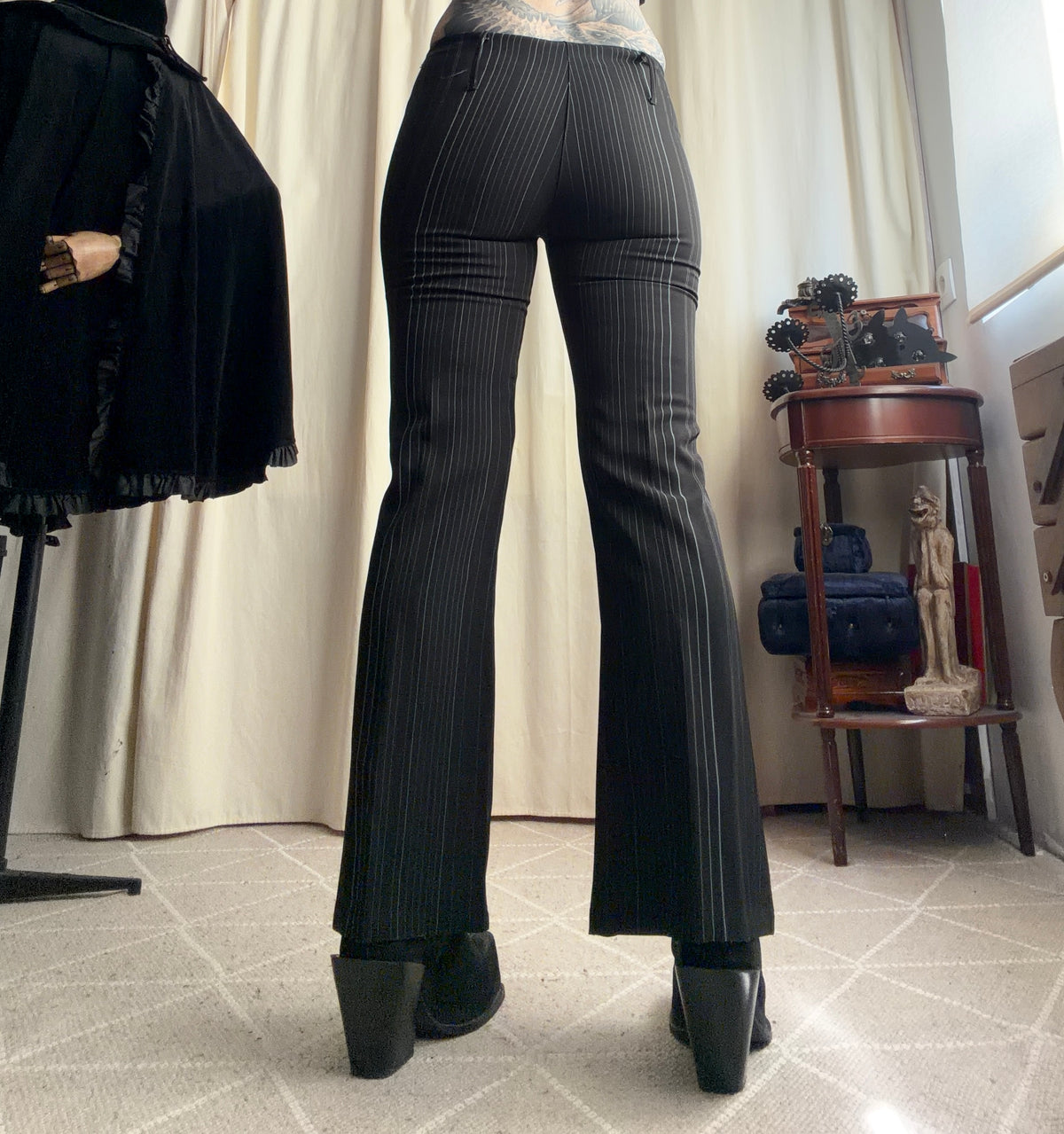 Pantalon noir pinstripe légèrement évasé – taille S