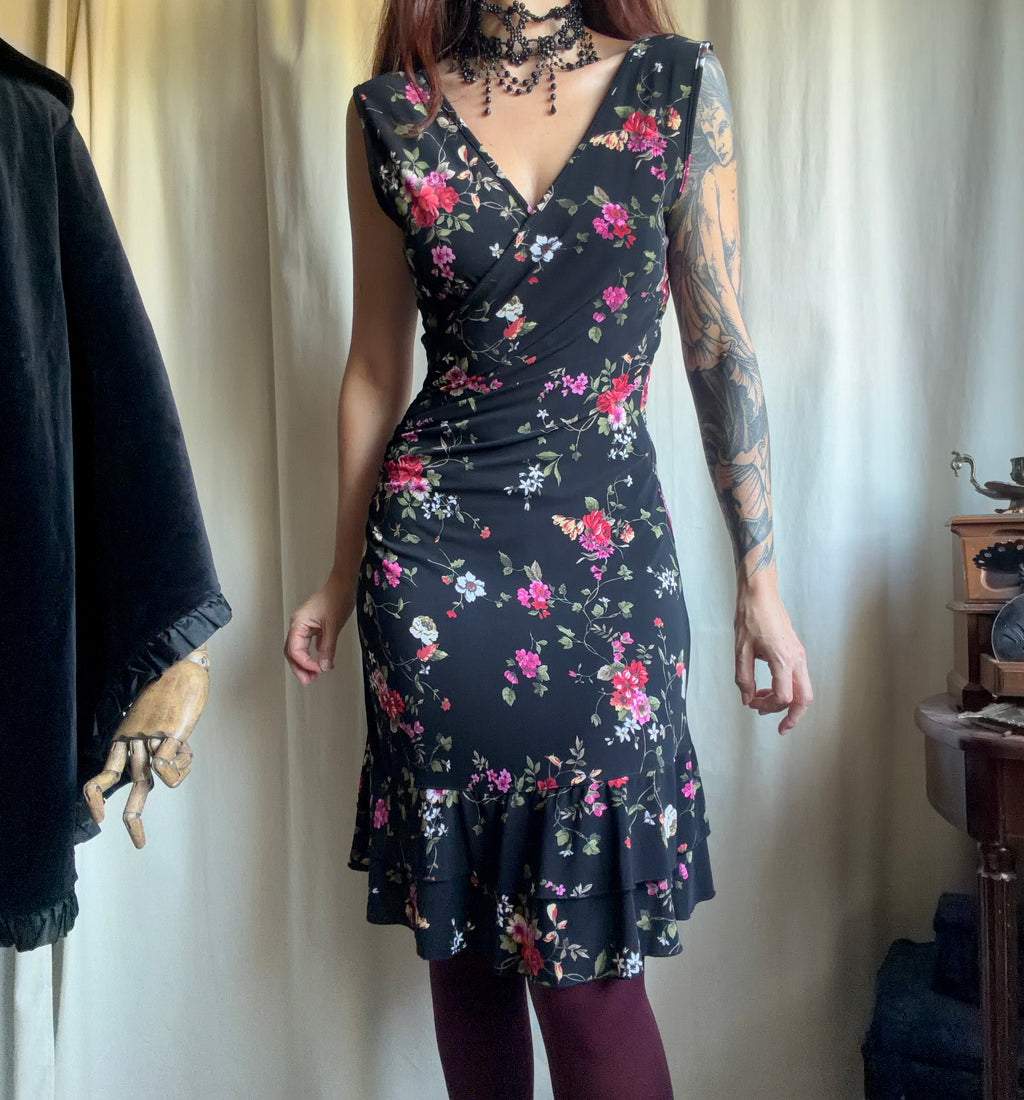 Robe noire à fleurs décolleté cache-cœur style whimsigoth 90s - taille S