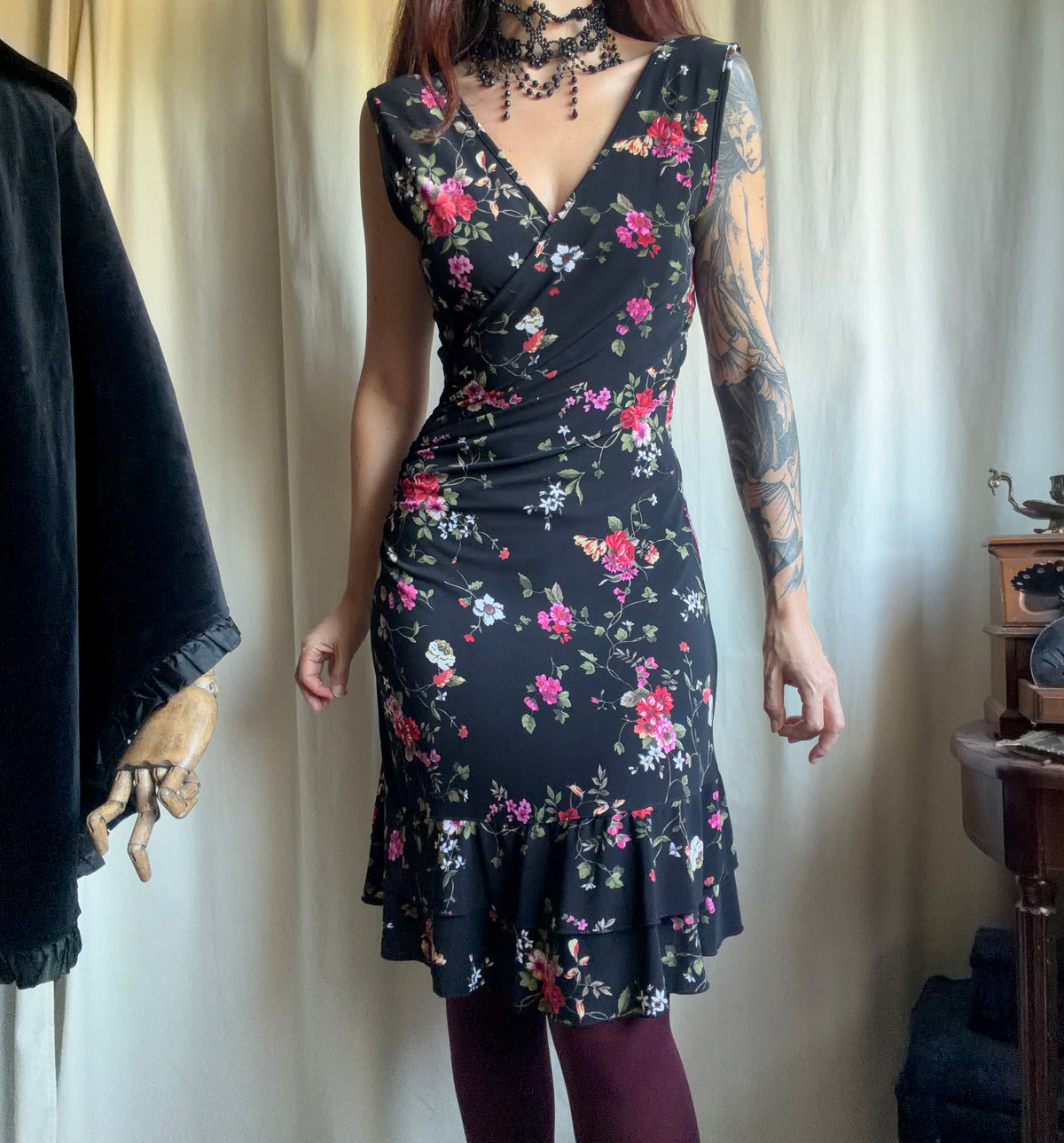 Robe noire à fleurs décolleté cache-cœur style whimsigoth 90s - taille S