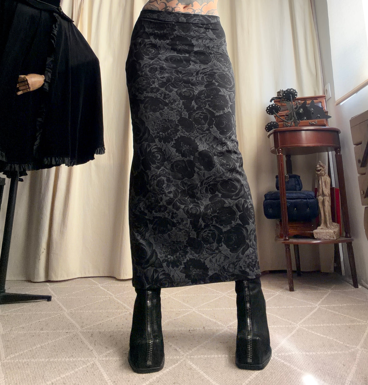 Jupe longue gris anthracite imprimé floral – whimsigoth dark romantic 90s – taille S/M