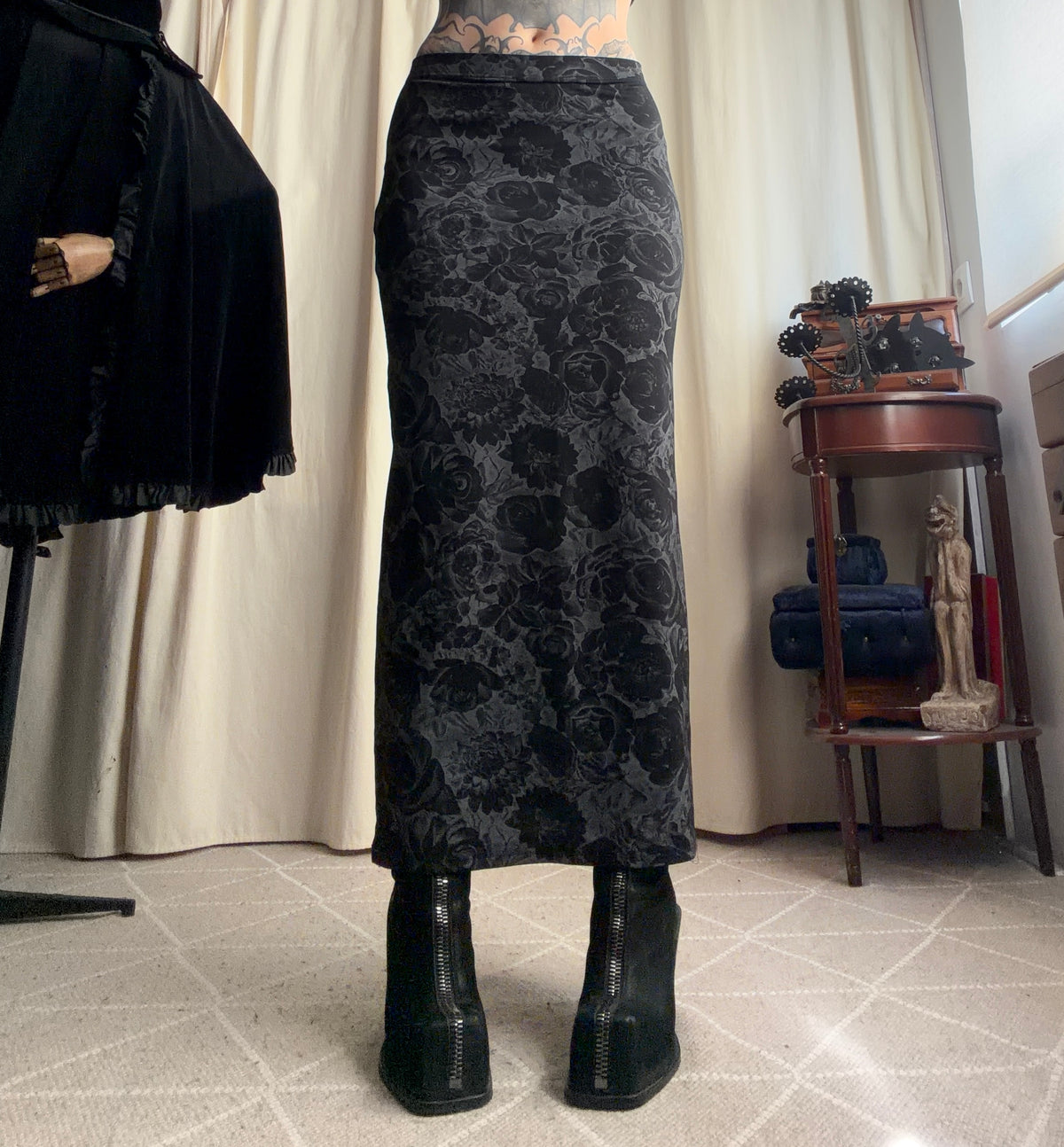 Jupe longue gris anthracite imprimé floral – whimsigoth dark romantic 90s – taille S/M