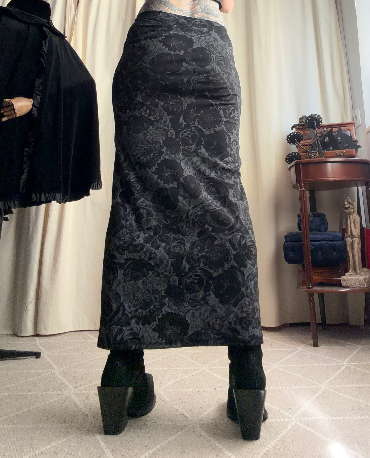 Jupe longue gris anthracite imprimé floral – whimsigoth dark romantic 90s – taille S/M