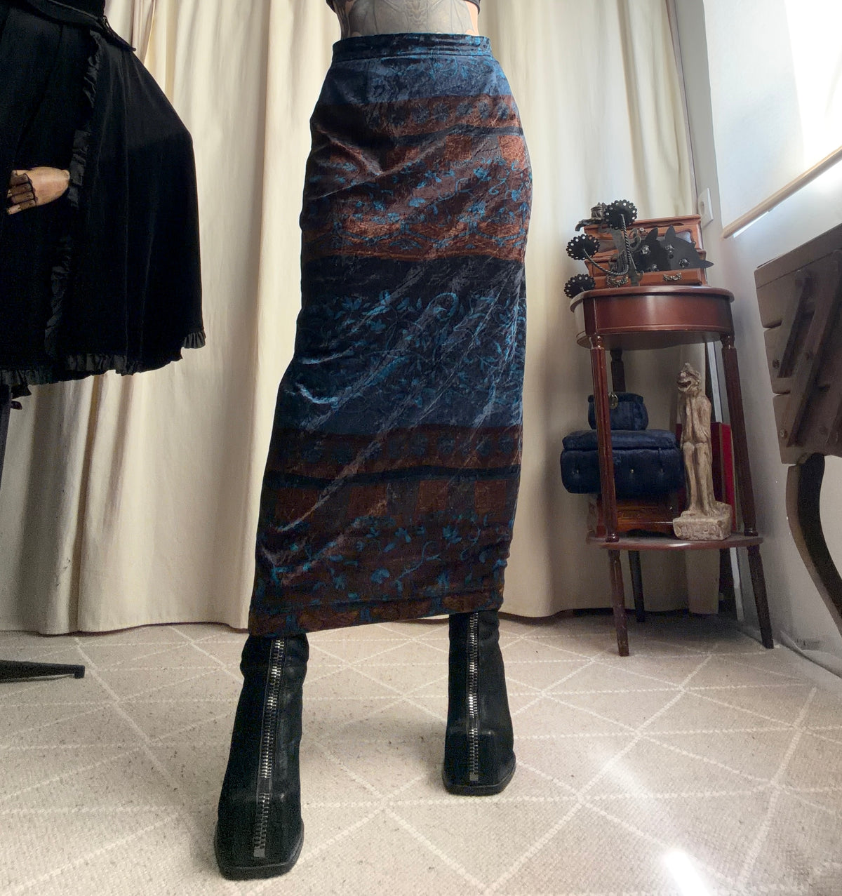 Jupe maxi velours à motifs paisley bleu nuit et marron – taille S