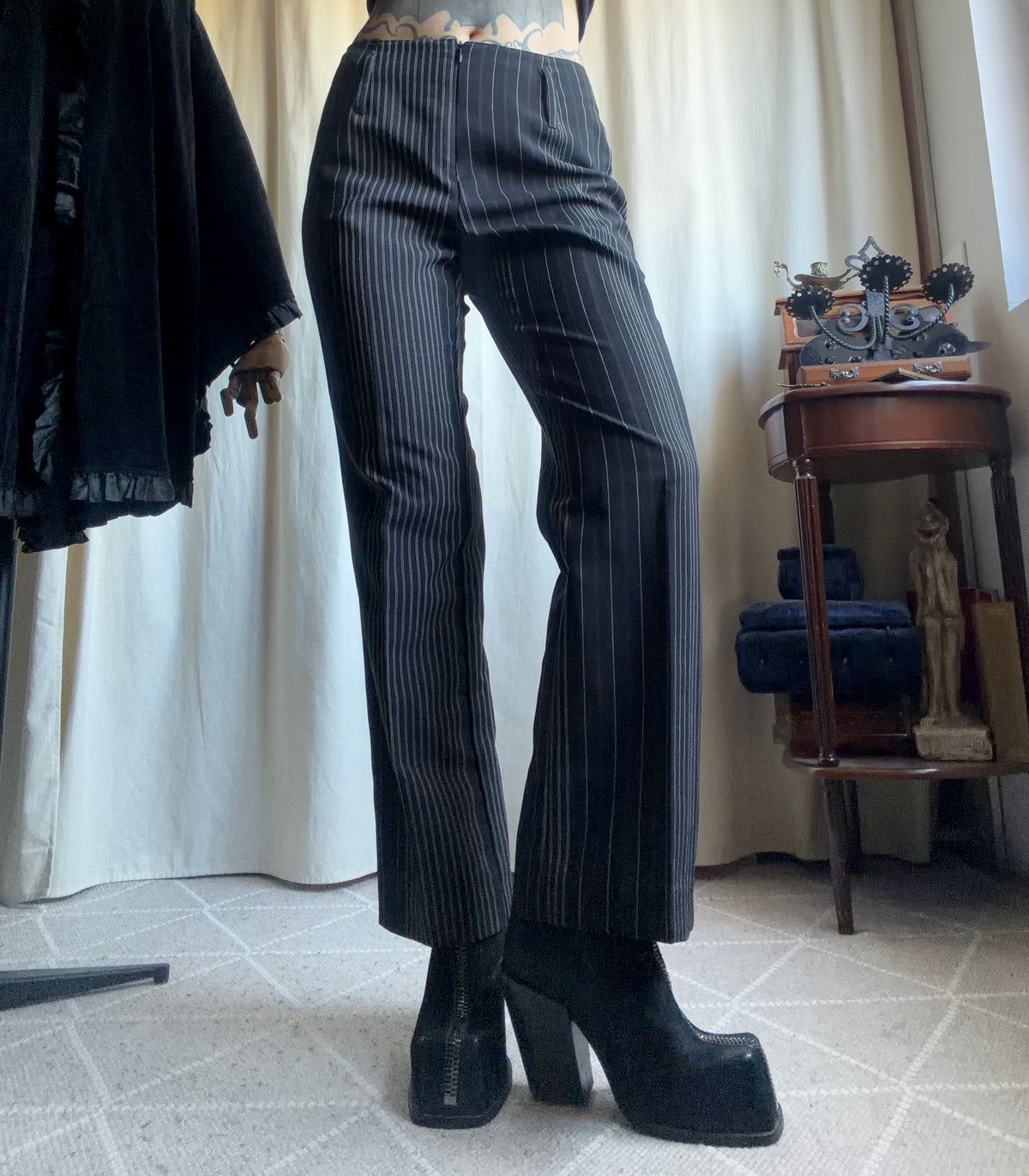 Pantalon noir à fines rayures contrastantes - corporate goth - taille M