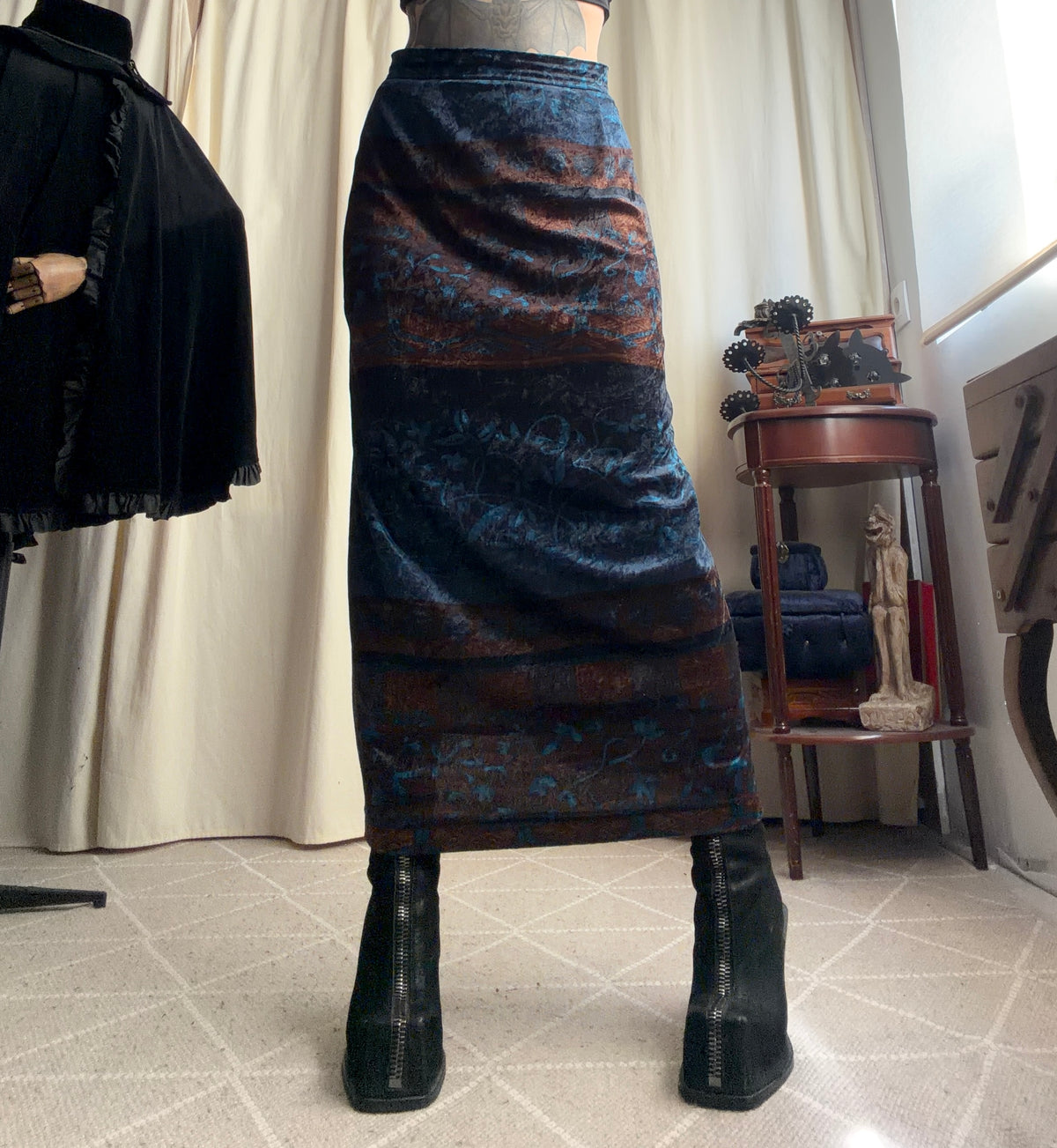 Jupe maxi velours à motifs paisley bleu nuit et marron – taille S