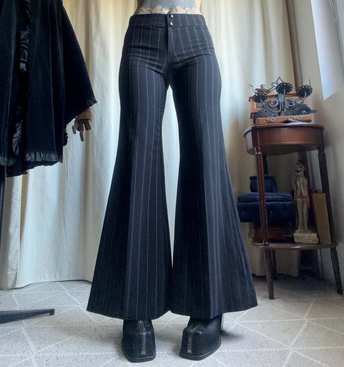 Pantalon noir à fines rayures jambes très évasées style office siren - taille S