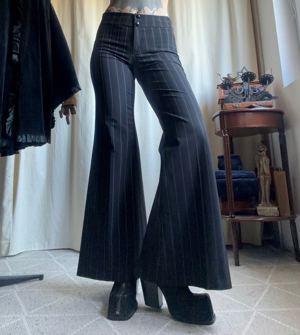 Pantalon noir à fines rayures jambes très évasées style office siren - taille S