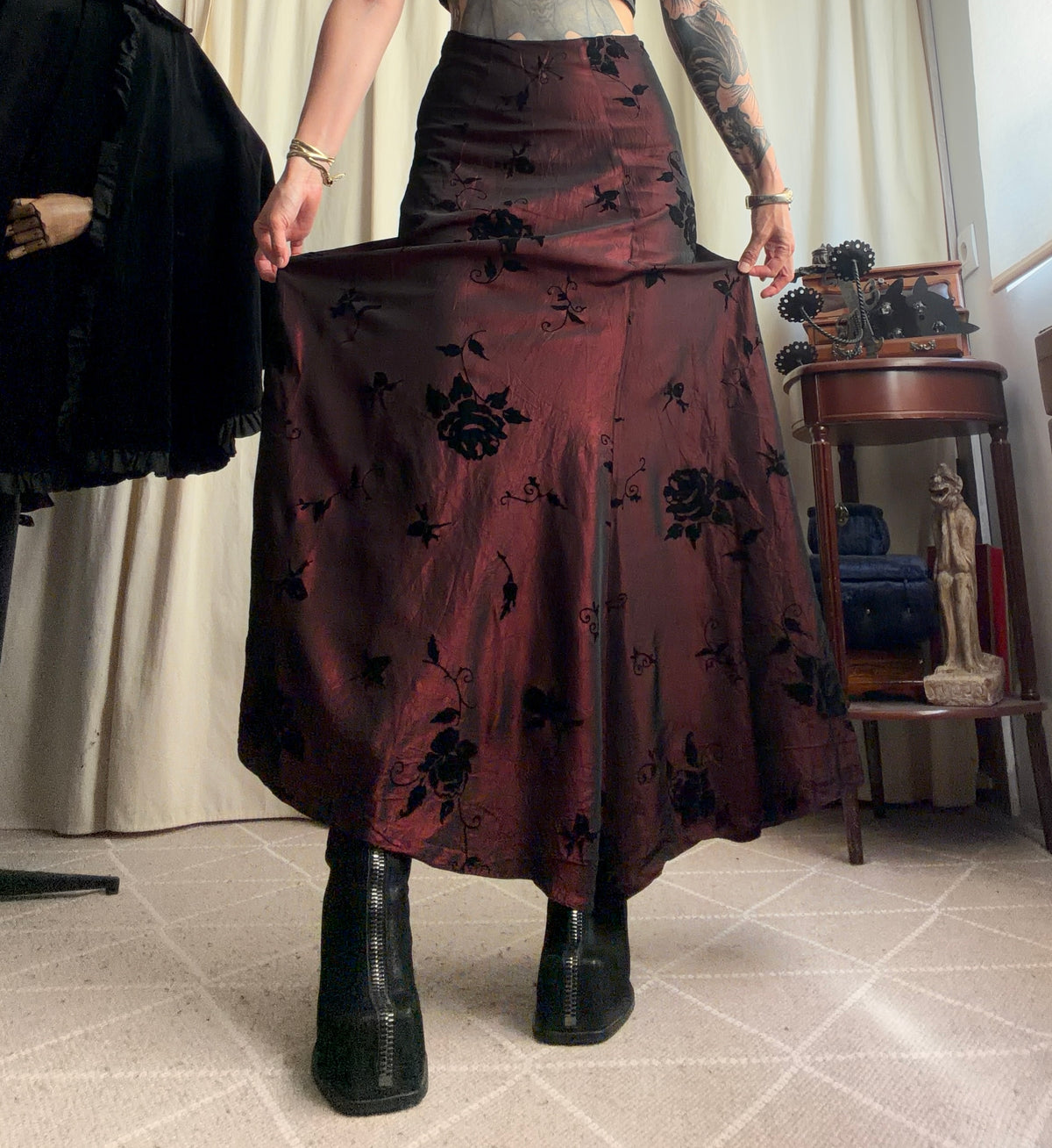 Jupe longue bordeaux à roses noires style vampy goth 90s – taille S