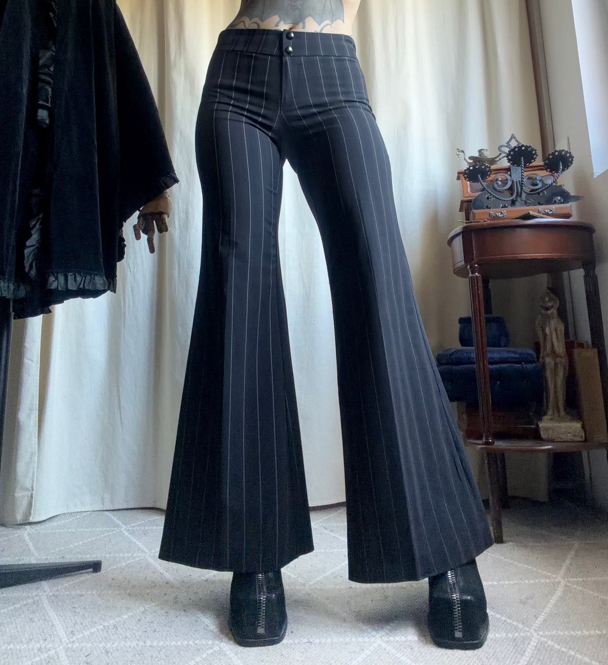 Pantalon noir à fines rayures jambes très évasées style office siren - taille S