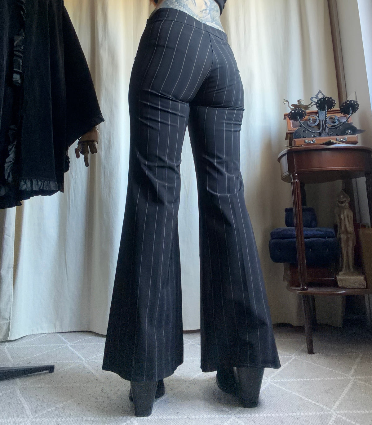 Pantalon noir à fines rayures jambes très évasées style office siren - taille S