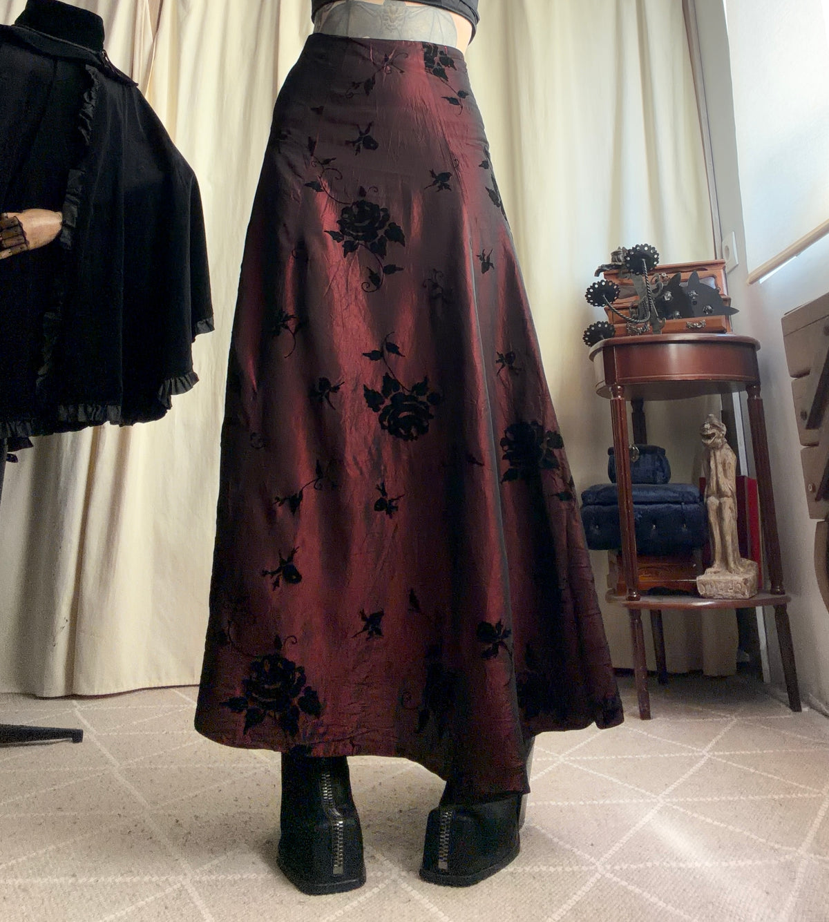 Jupe longue bordeaux à roses noires style vampy goth 90s – taille S