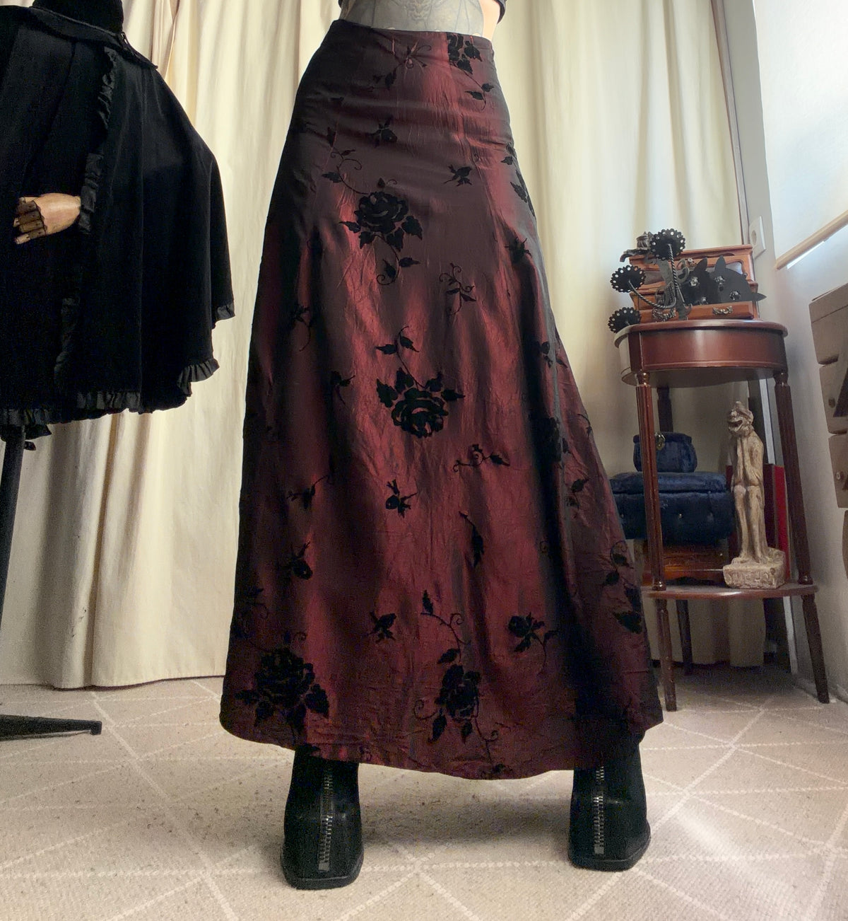 Jupe longue bordeaux à roses noires style vampy goth 90s – taille S