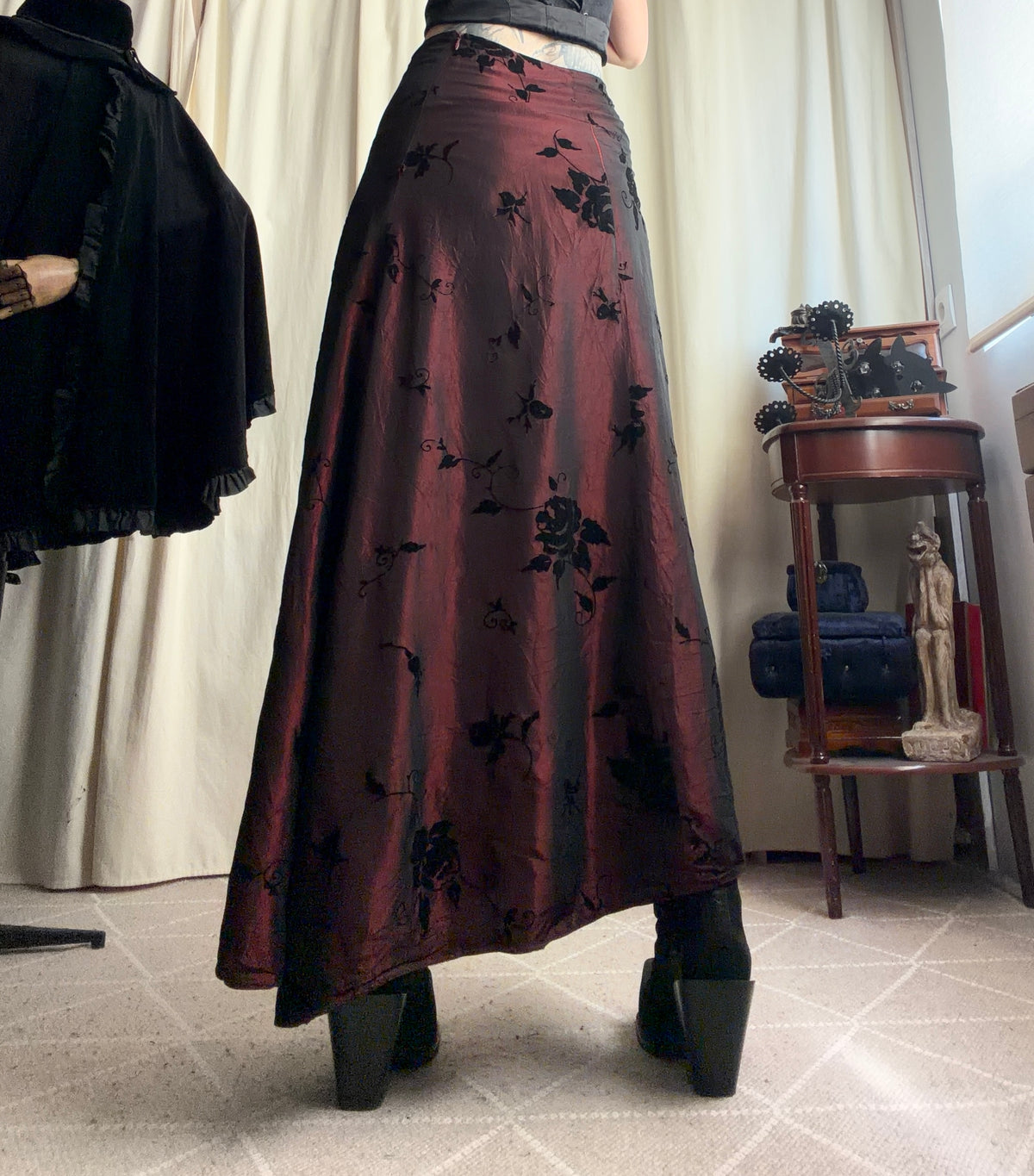 Jupe longue bordeaux à roses noires style vampy goth 90s – taille S