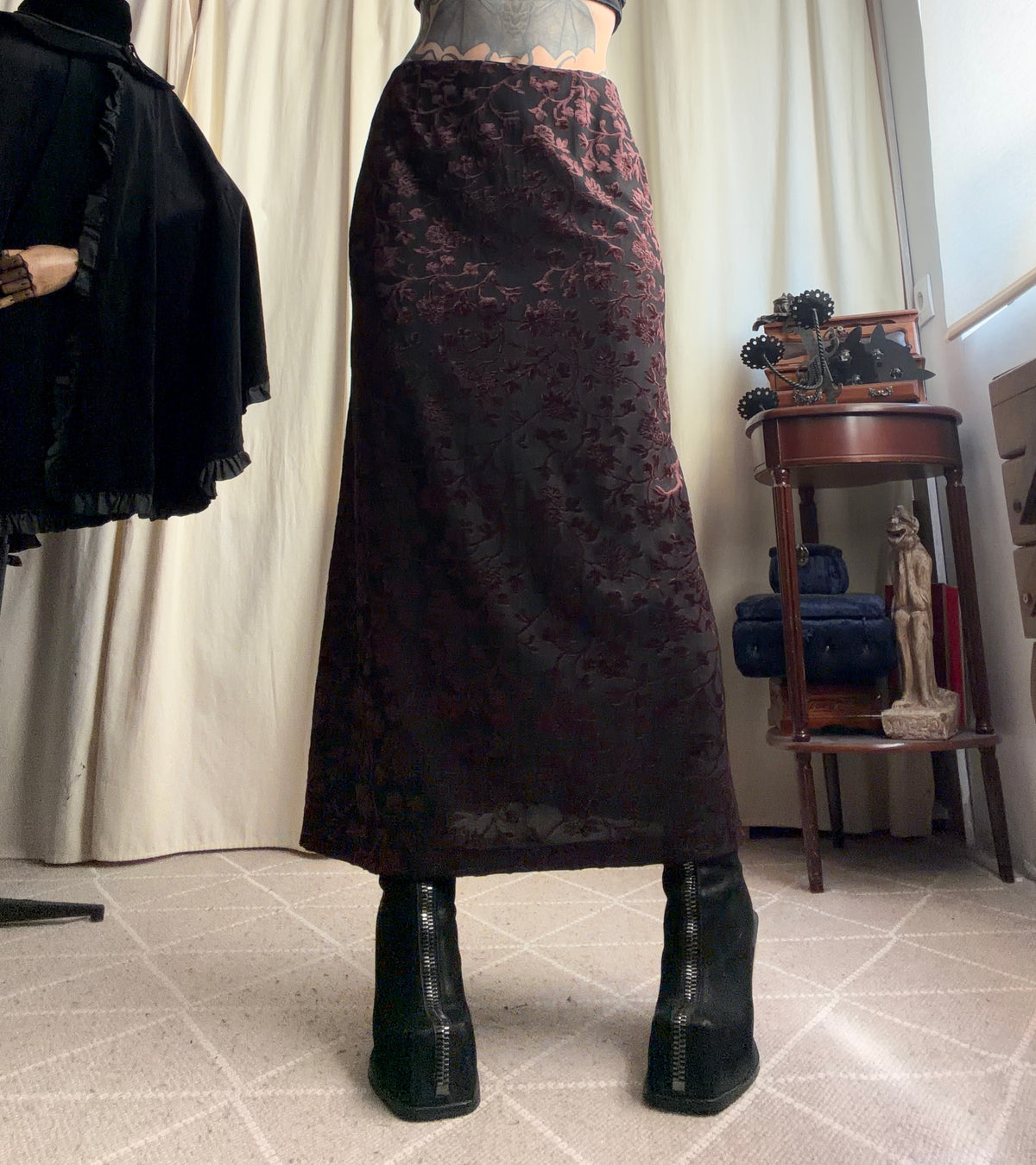 Jupe longue noire avec fleurs marron en velours dévoré – taille M