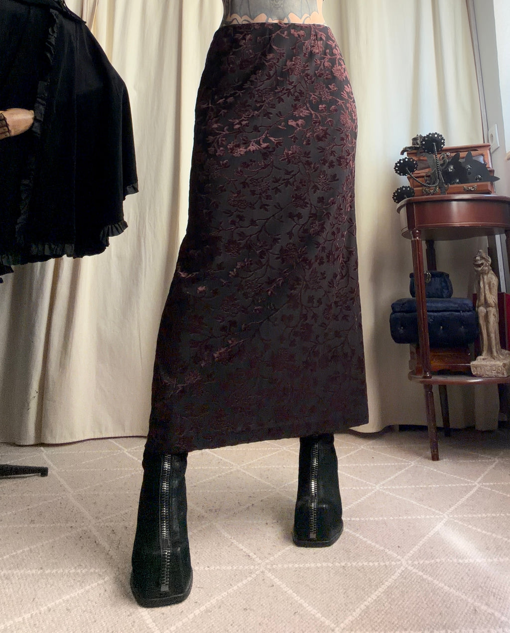 Jupe longue noire avec fleurs marron en velours dévoré – taille M