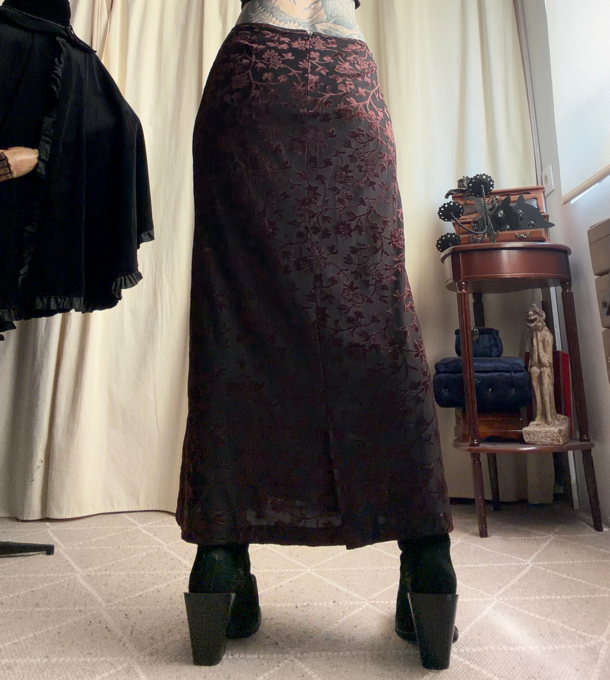 Jupe longue noire avec fleurs marron en velours dévoré – taille M