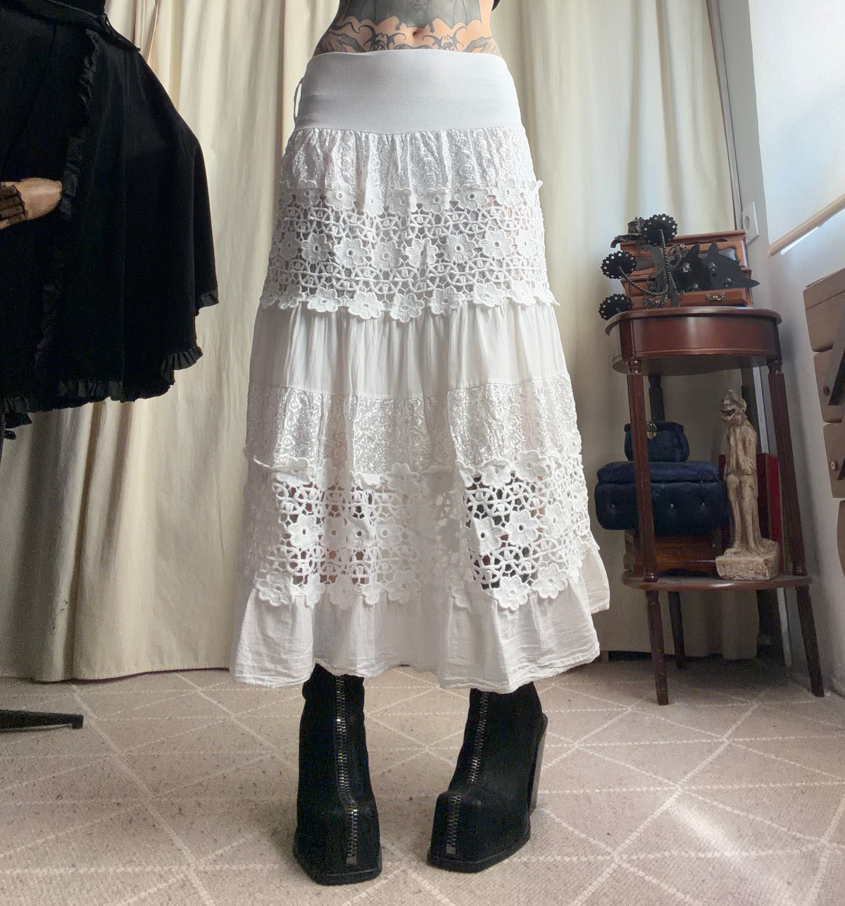 Jupe longue blanche dentelle crochet floral à volants – taille S/M/L