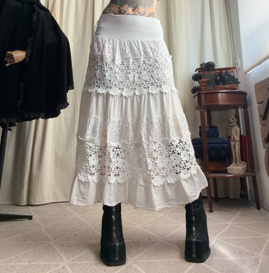 Jupe longue blanche dentelle crochet floral à volants – taille S/M/L