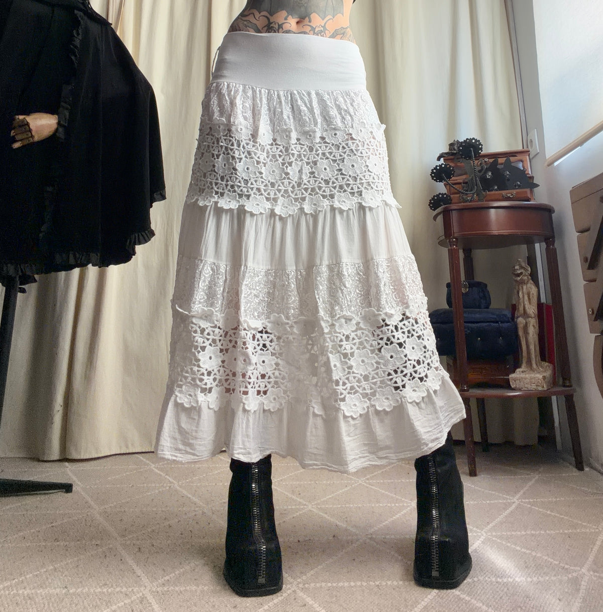 Jupe longue blanche dentelle crochet floral à volants – taille S/M/L