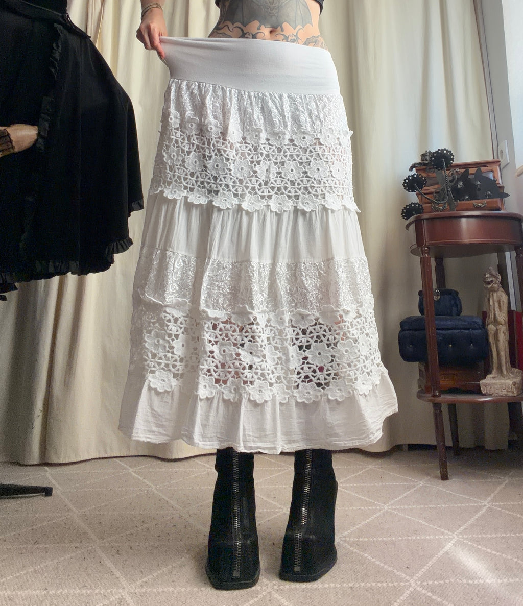 Jupe longue blanche dentelle crochet floral à volants – taille S/M/L
