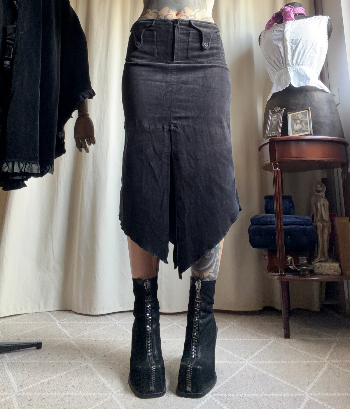 Jupe midi noire asymétrique en velours côtelé style goth Y2K - taille S