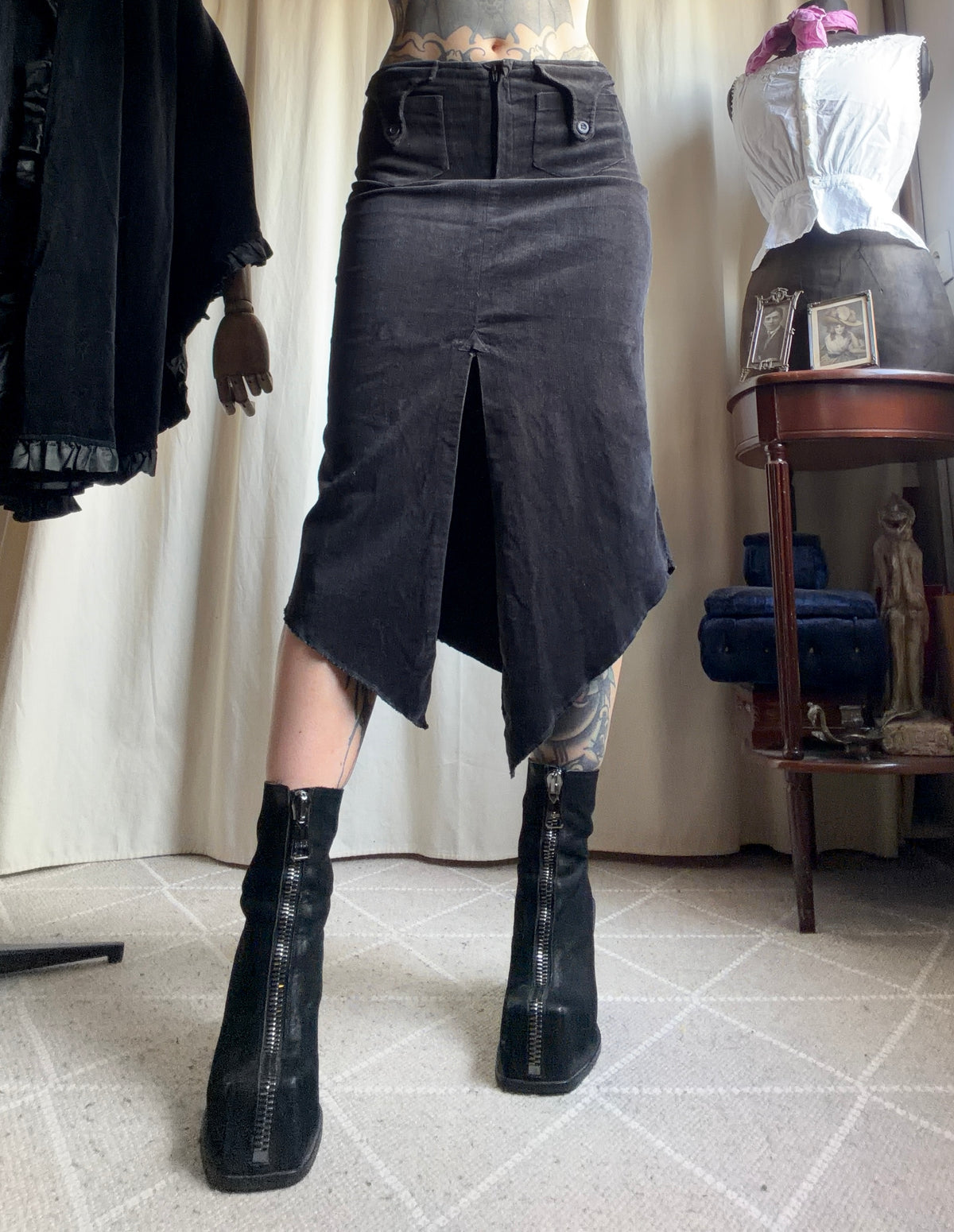 Jupe midi noire asymétrique en velours côtelé style goth Y2K - taille S