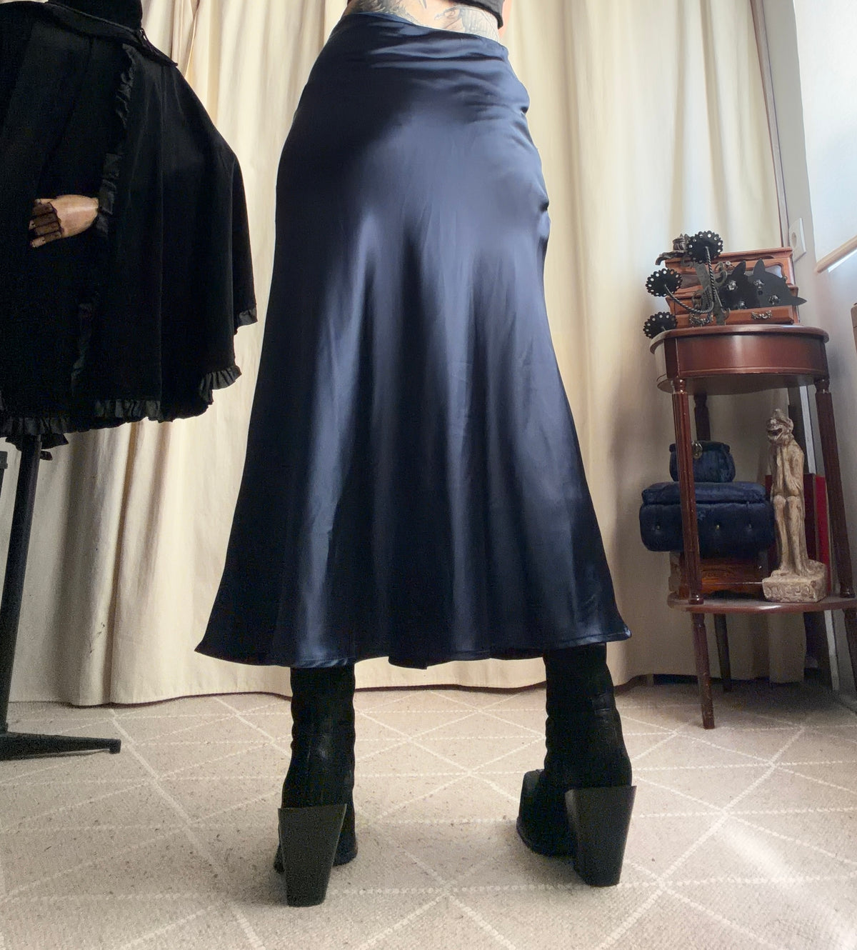 Jupe longue satinée bleu nuit fluide et évasée  – taille S