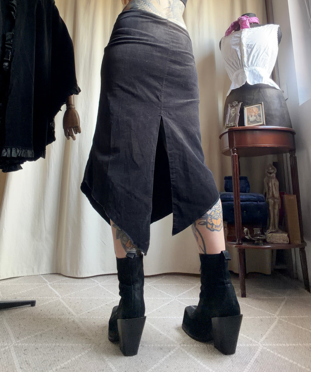 Jupe midi noire asymétrique en velours côtelé style goth Y2K - taille S