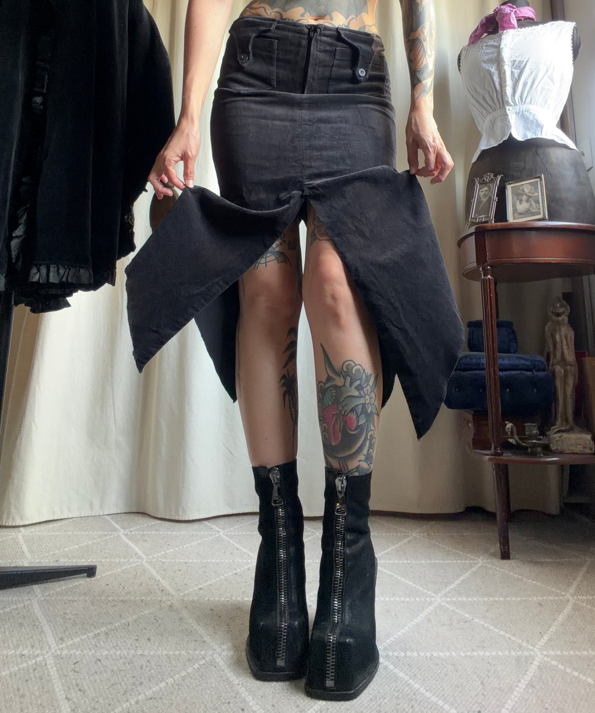 Jupe midi noire asymétrique en velours côtelé style goth Y2K - taille S