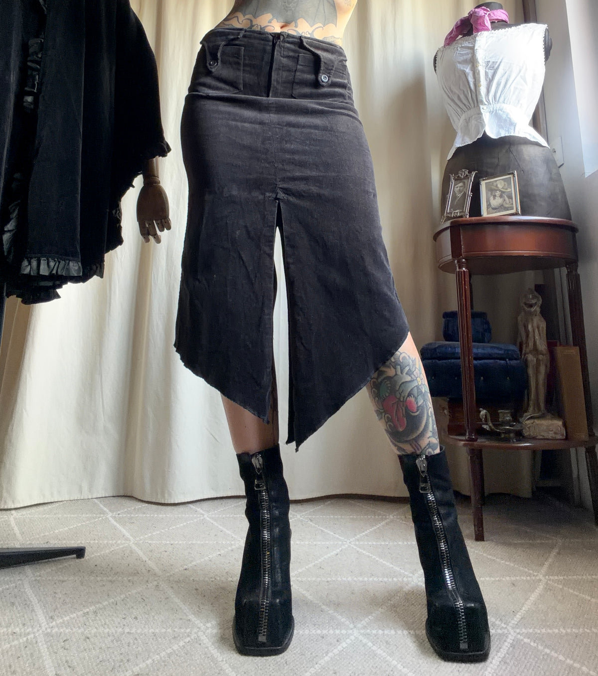 Jupe midi noire asymétrique en velours côtelé style goth Y2K - taille S