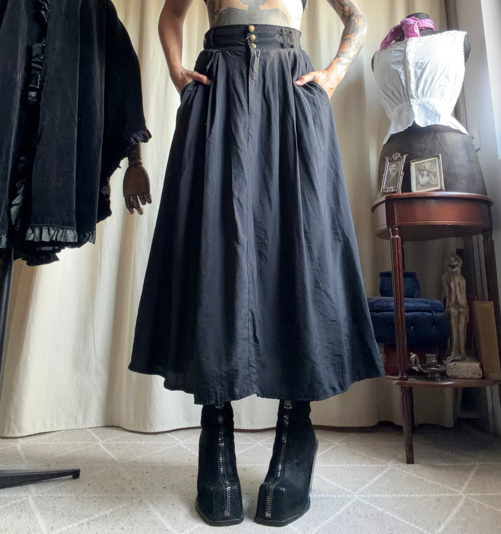 Jupe maxi noire ample à boutons dorés style victorien dark academia - taille XS/S