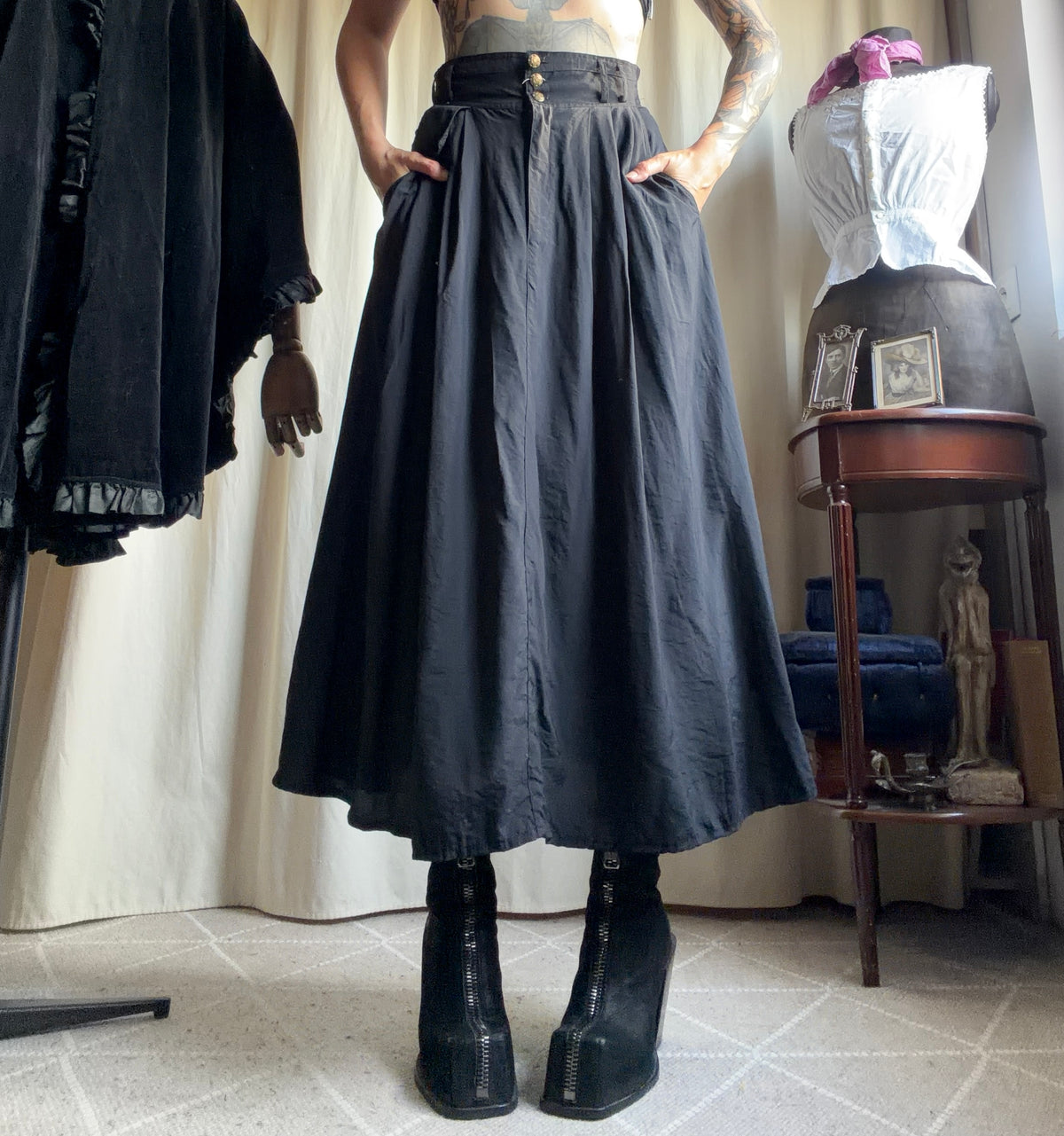 Jupe maxi noire ample à boutons dorés style victorien dark academia - taille XS/S