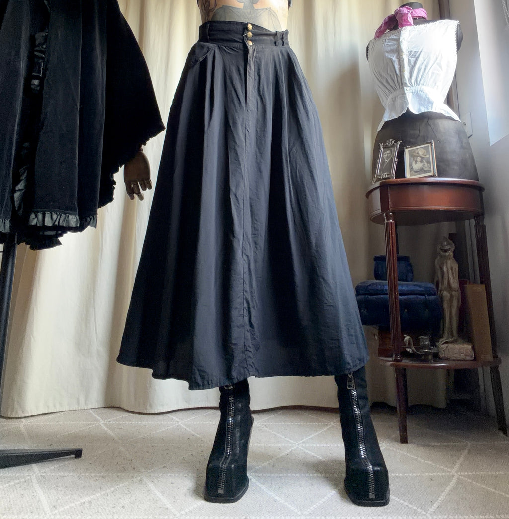Jupe maxi noire ample à boutons dorés style victorien dark academia - taille XS/S