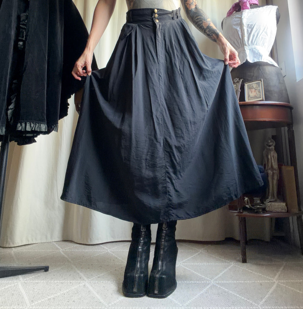 Jupe maxi noire ample à boutons dorés style victorien dark academia - taille XS/S