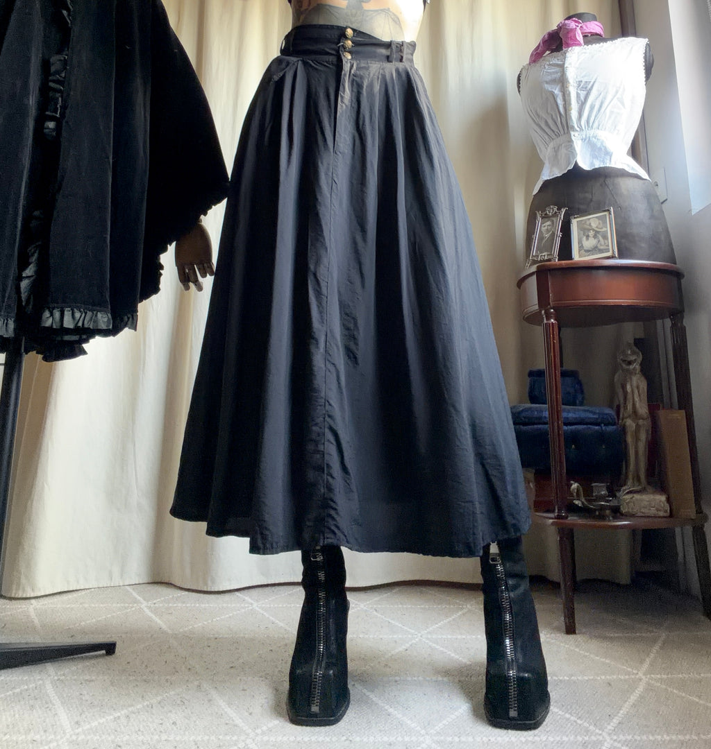 Jupe maxi noire ample à boutons dorés style victorien dark academia - taille XS/S