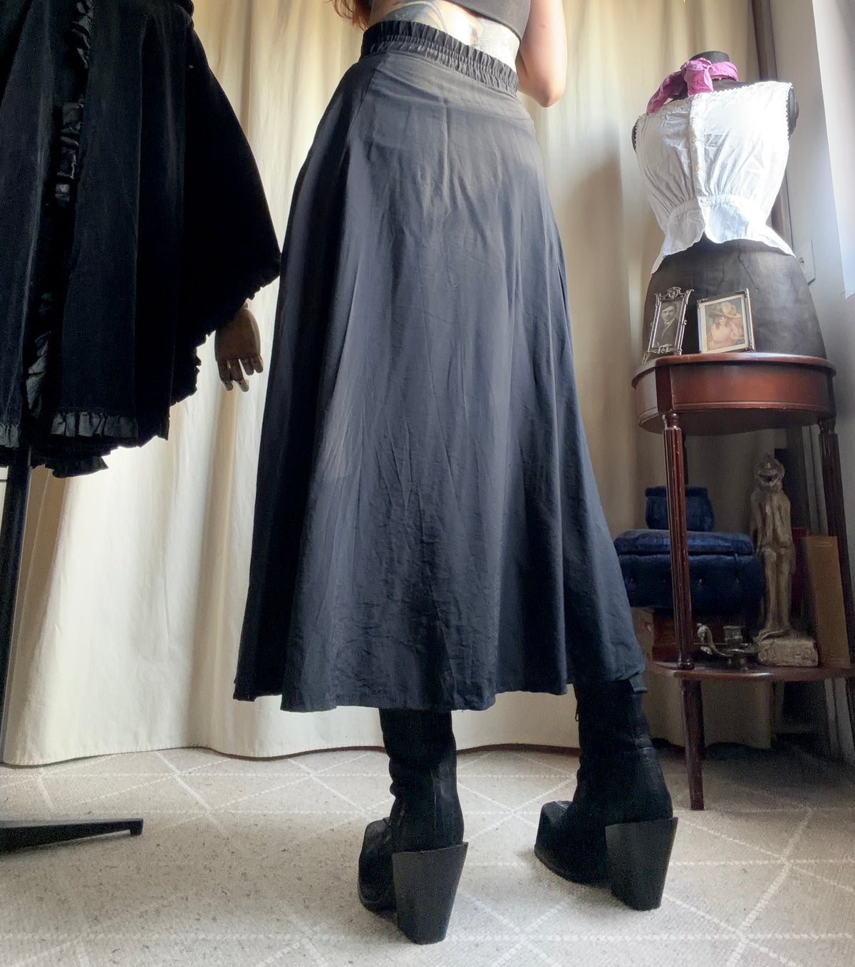 Jupe maxi noire ample à boutons dorés style victorien dark academia - taille XS/S
