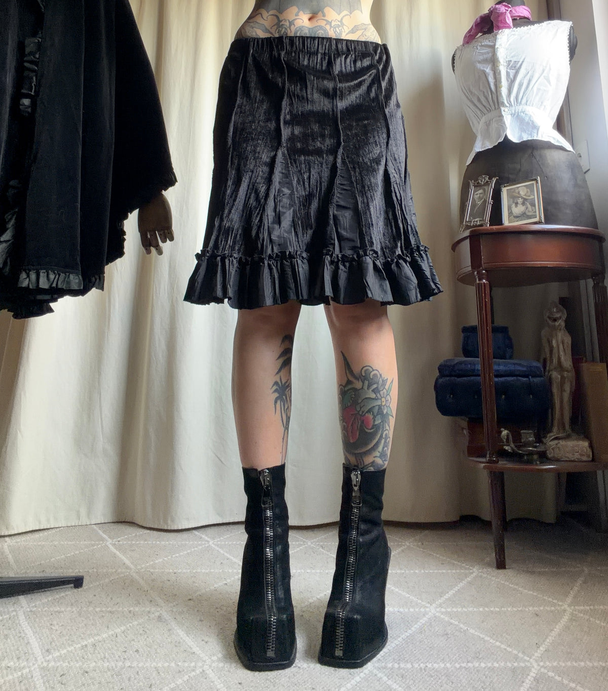 Jupe noire en velours et satin à volants style goth romantique - taille S/M